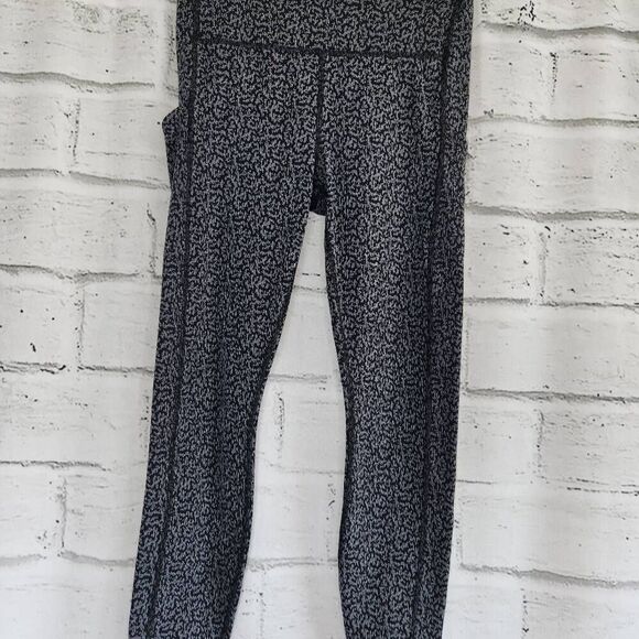 Athleta Women's Black & Gray Ultimate Stash Pocket Textured 7/8 Leggings Size S - Picture 5 of 13